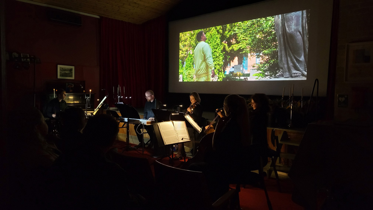 RÖD MATTA PÅ UNIK FILMPREMIÄR I BORRBY - Borrby Biograf